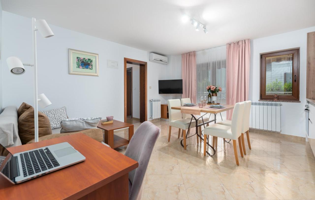 Apartments Villa Ana Poreč Eksteriør billede